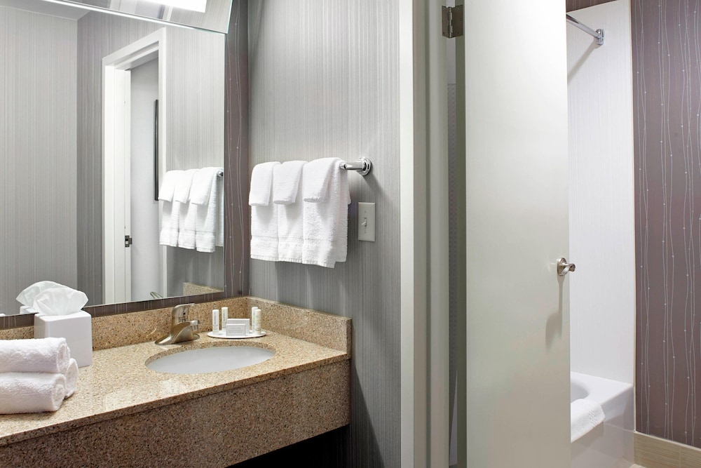 Courtyard By Marriott State College 9/39