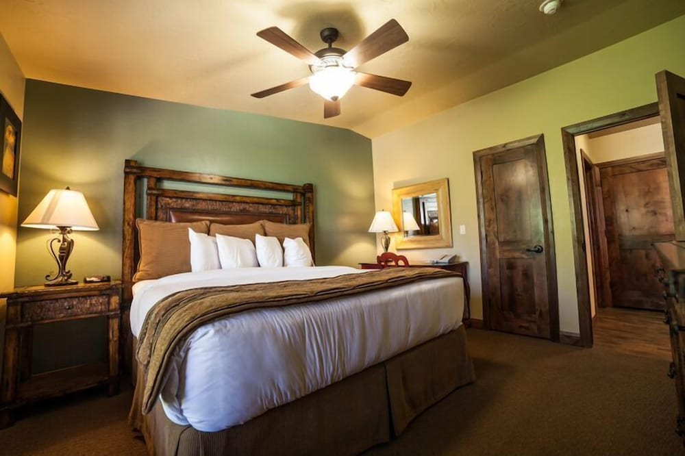 Classic, Suite, King Bed, Sofa, Hill Side