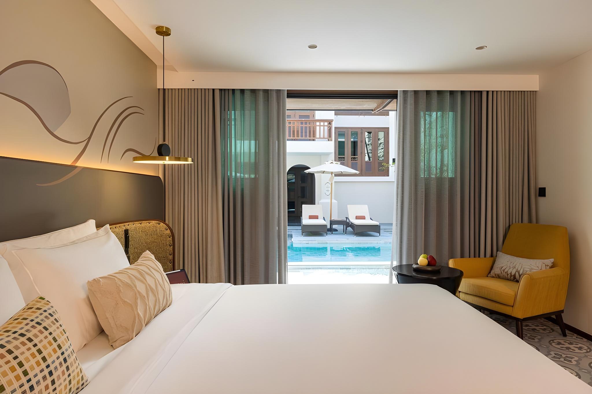Deluxe, Pool Access