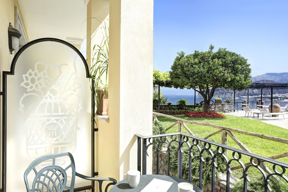Grand Hotel Capodimonte 60/65