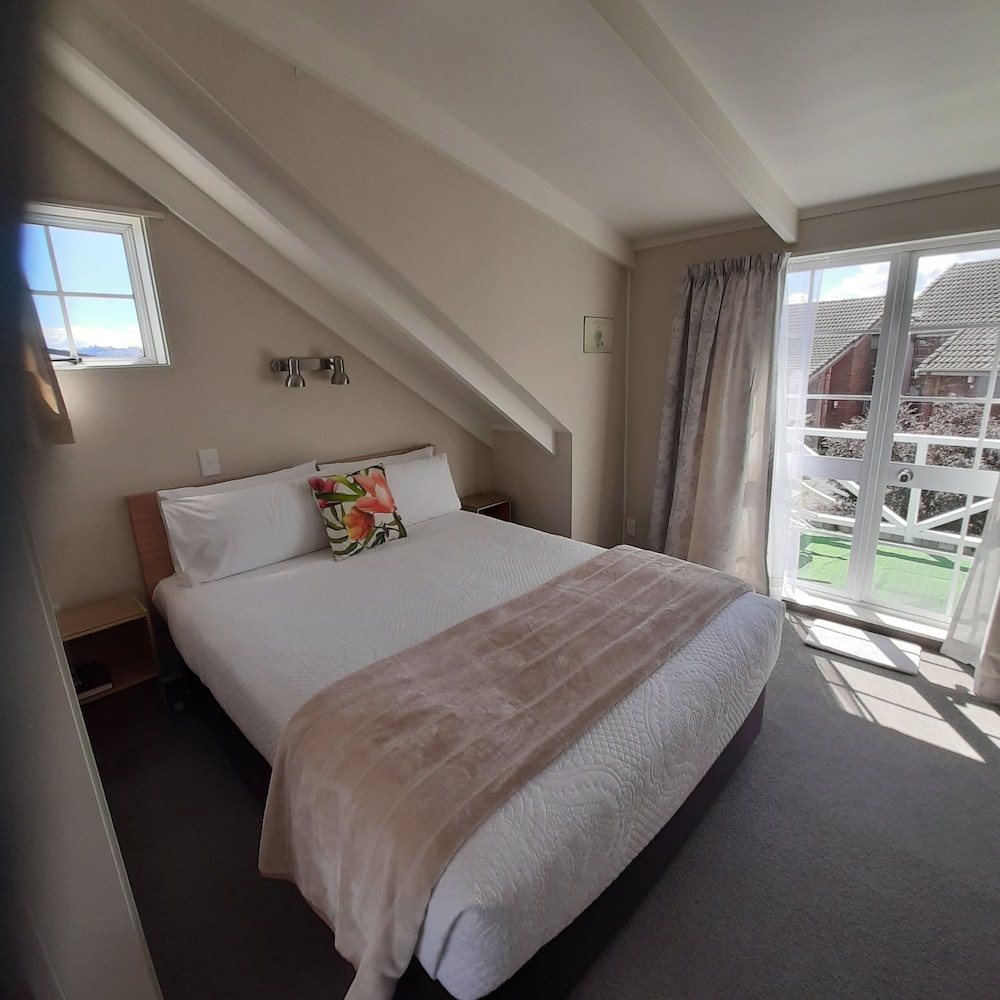Cottage Mews Motel 21/72