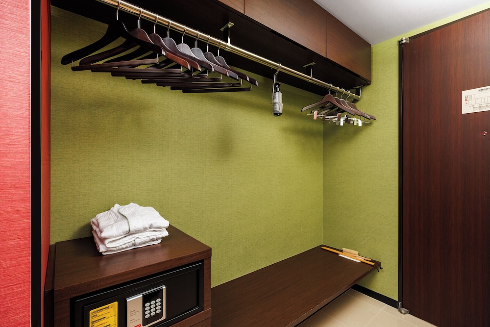 Family, Twin Beds, with Extra Bed, 2 Sofa, East Wing، Hotel Metropolitan Edmont 5/5