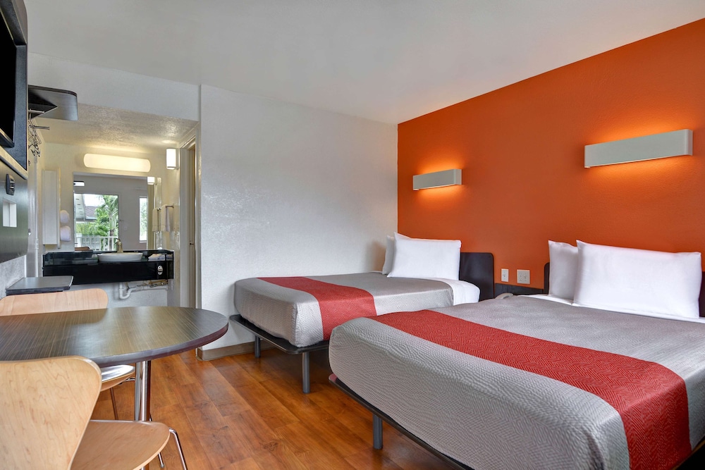 Motel6 Dania Beach, FL 24/59