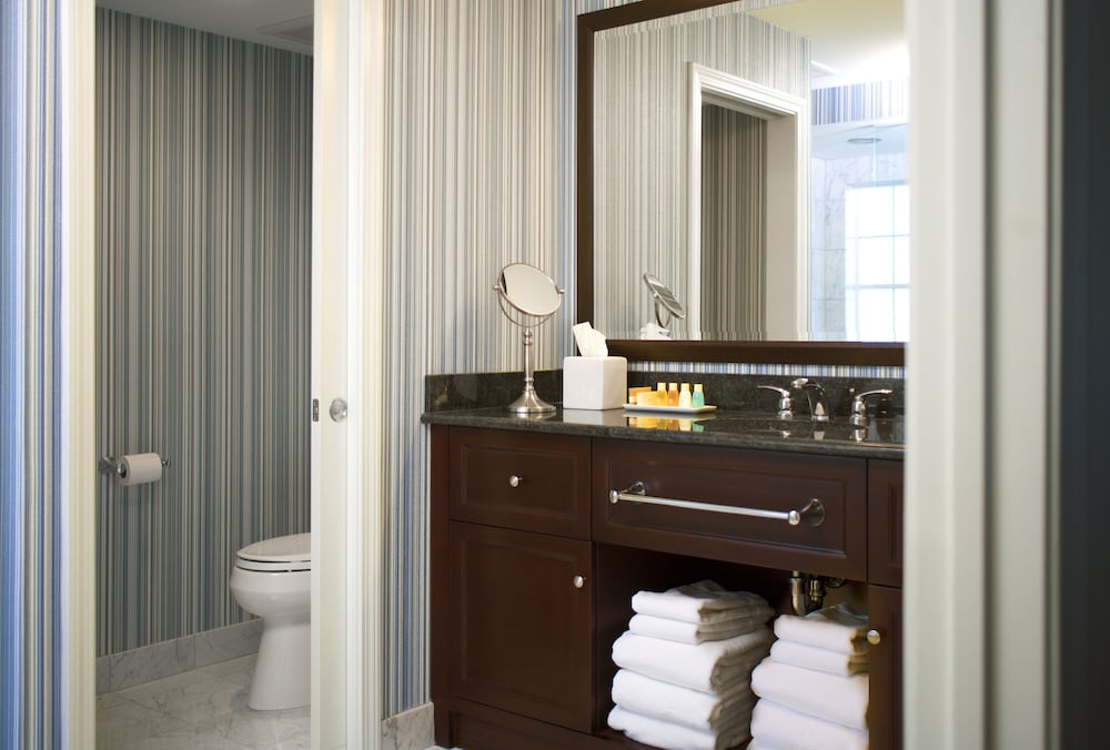 Newport Beach Hotel Suites 20/69