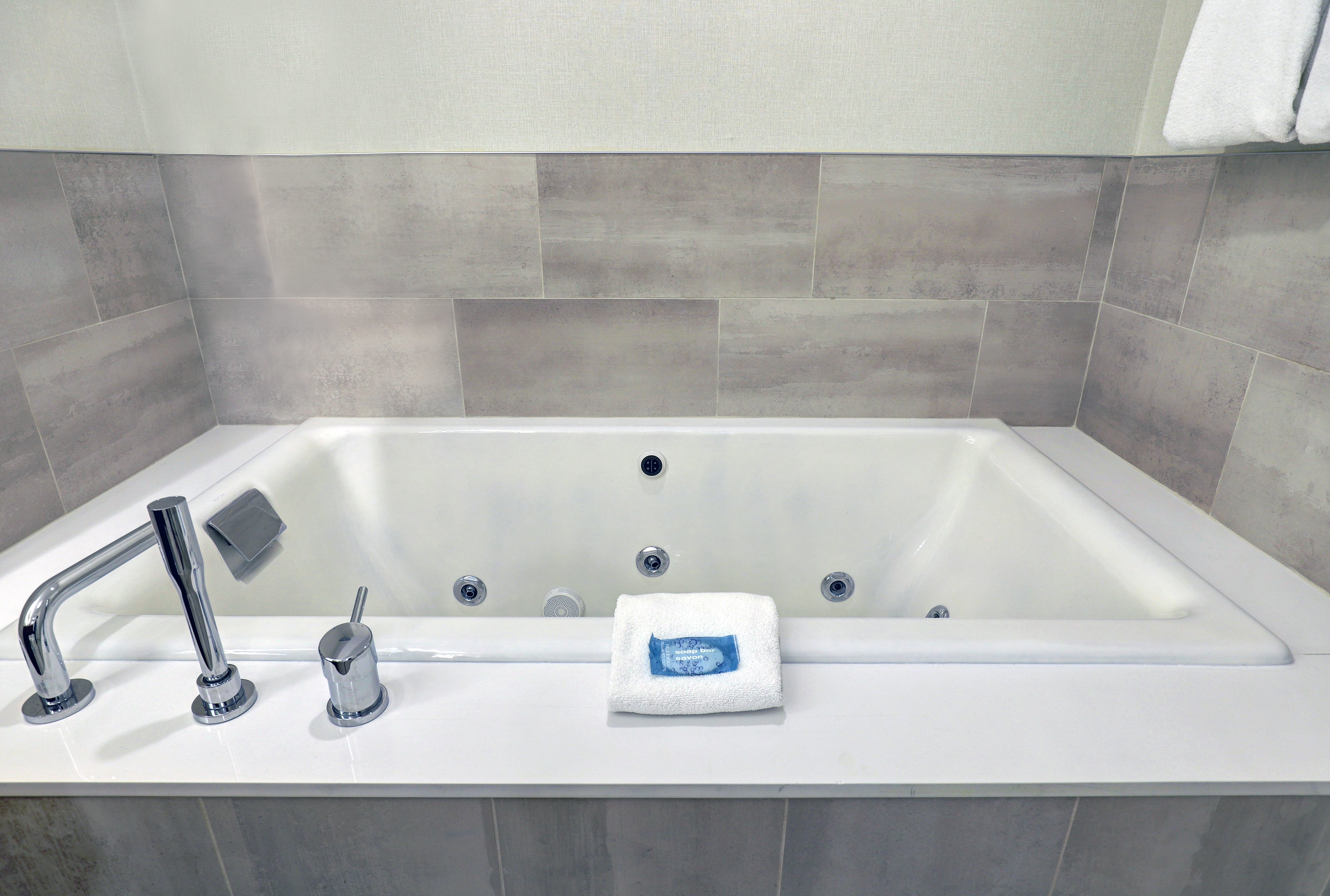 Holiday Inn Express Whitby Oshawa An Ihg Hotel 75/78