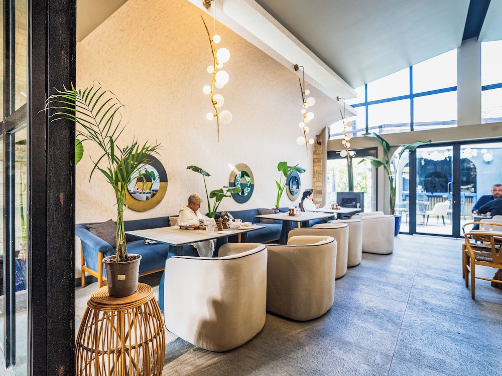 Avenue Hotel 27/46