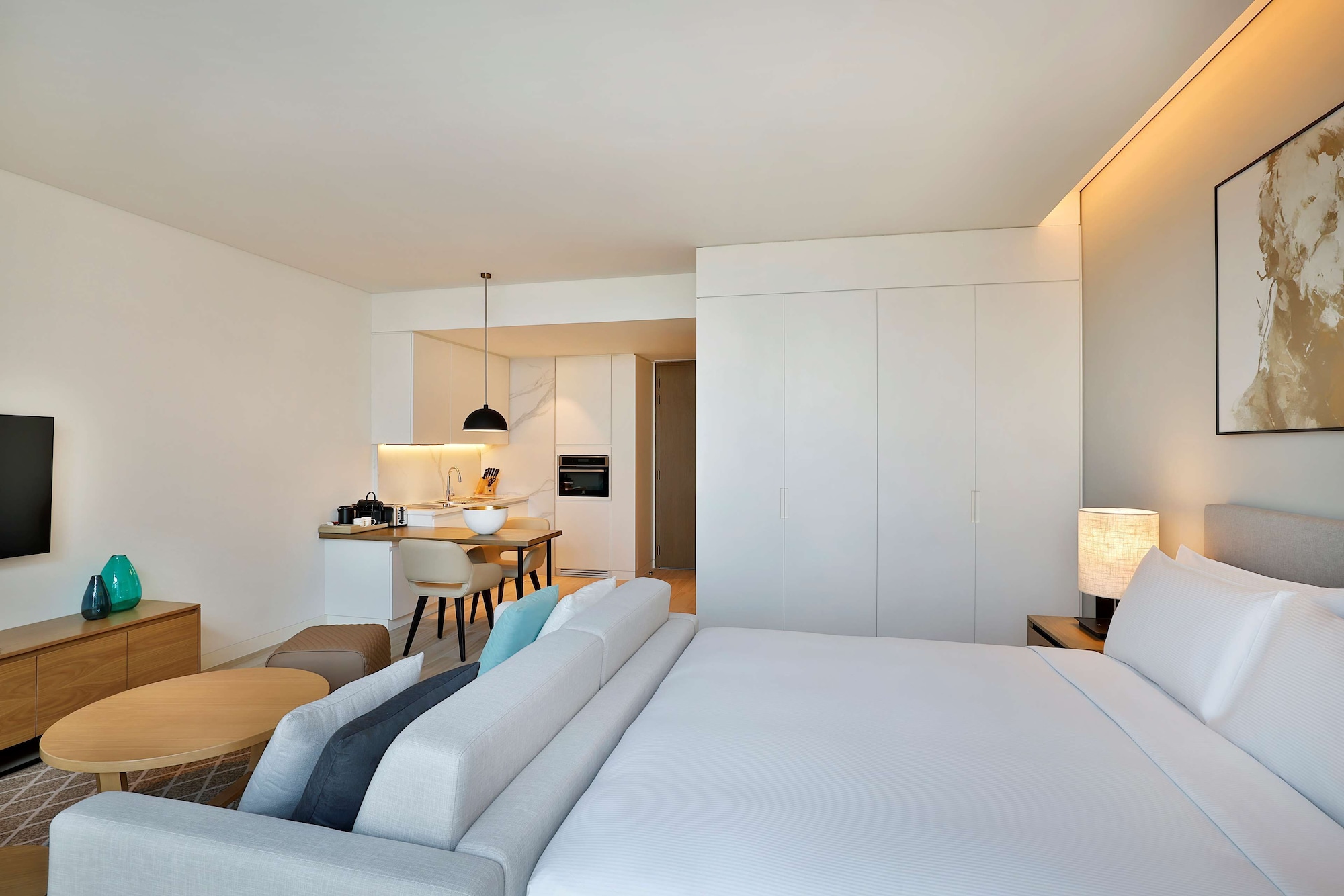 BASIC, STUDIO, KING BED