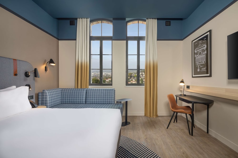 Deluxe, King Bed, Cathedral View, City View
