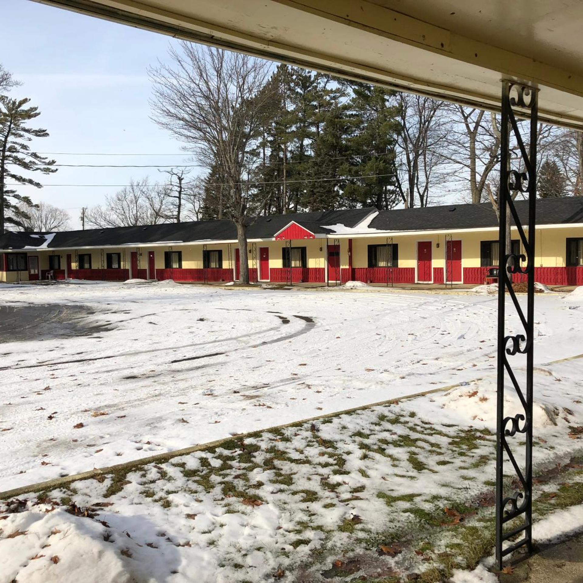 Sun 'n Snow Motel 28/50