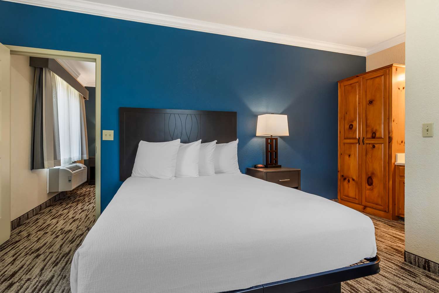 2 Bedrooms, Suite, King and Queen Bed, 2 Bathrooms, Sofa