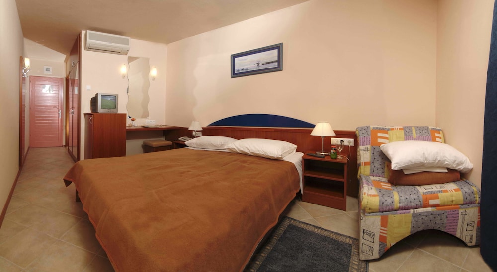 BRZET HOTEL OMIS 16/50