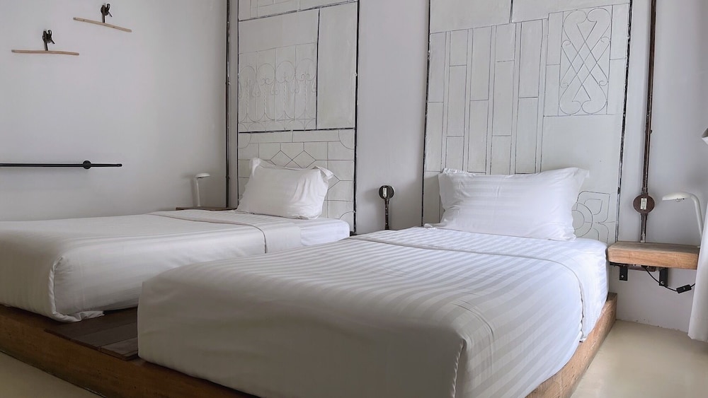 MINI, STUDIO, TWIN BEDS