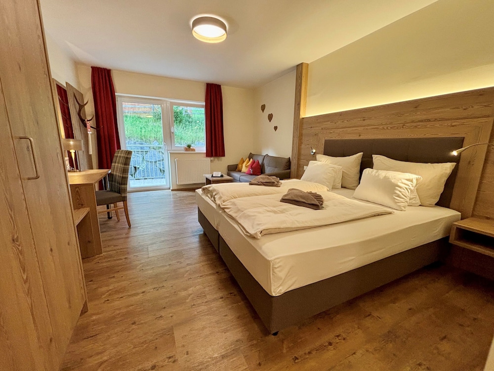 1 Bedroom, King Bed, Mountain Side, Balcony