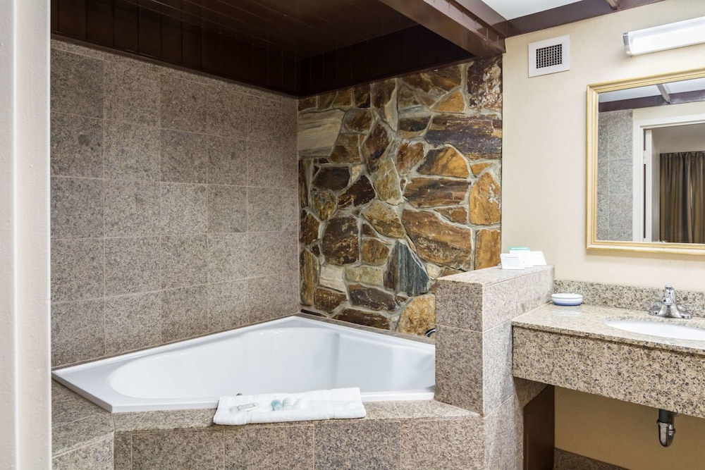 The Plaza Inn & Suites 27/28