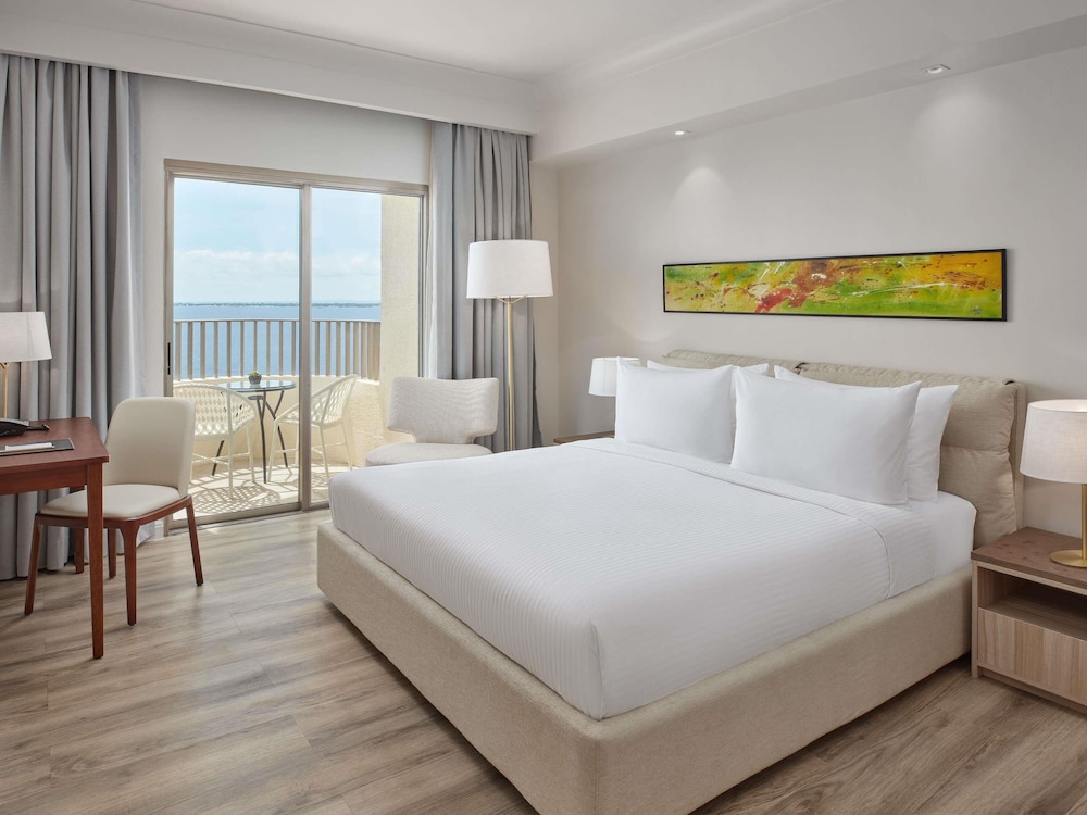 Movenpick Hotel Mactan Island Cebu 11/73