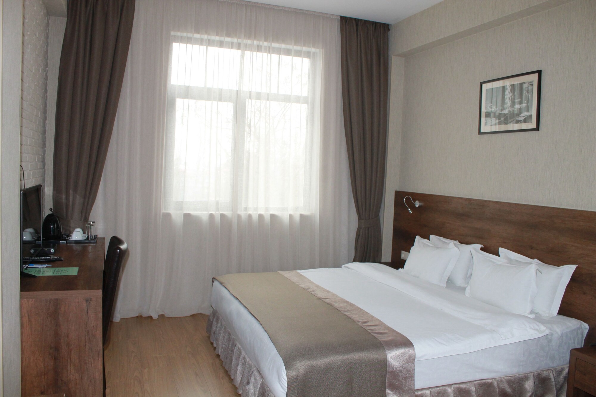 ROOM, DOUBLE BED, SMALL