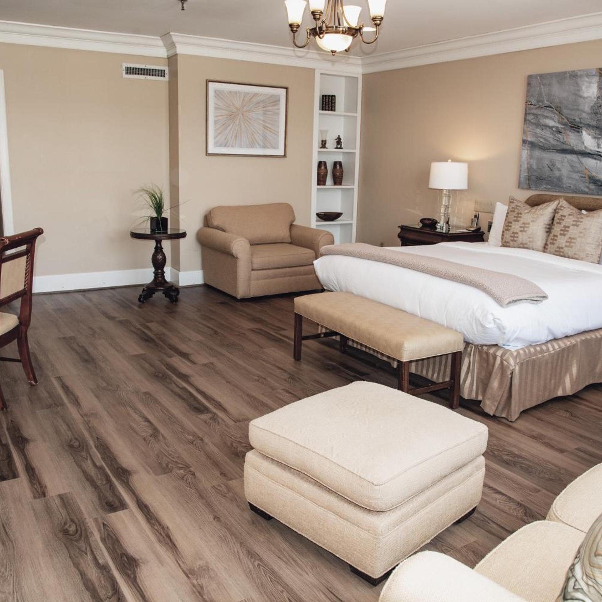 جناح تنفيذي بسرير كينج بإطلالة على المدينة مع أريكة بحوض جاكوزي، Haywood Park Hotel, Ascend Hotel Collection 2/4