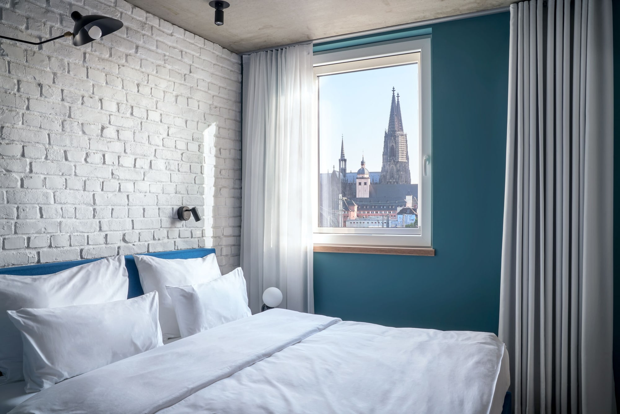 ROOM, URBAN VIEW