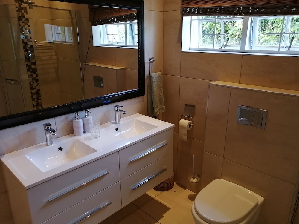 Fiore Guest Accommodation 48/50