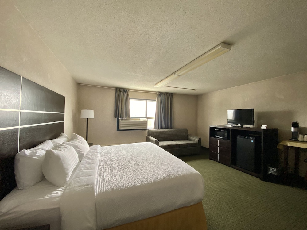 Ramada by Wyndham Whitecourt 10/48