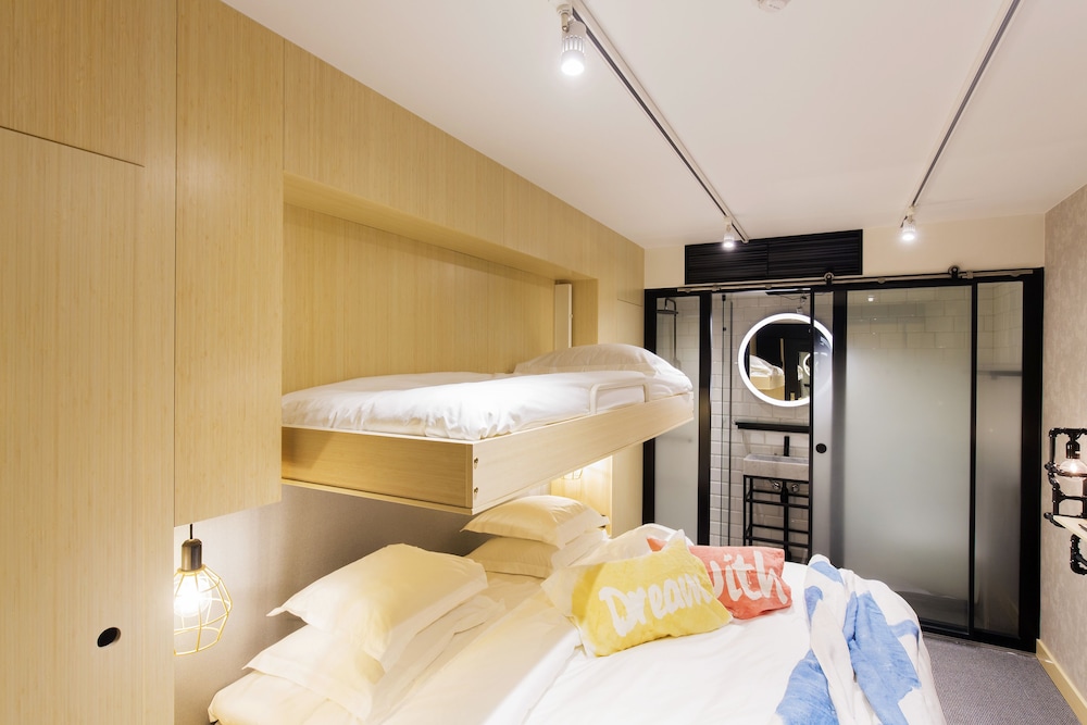 Hotel With Urban Deli 24/39