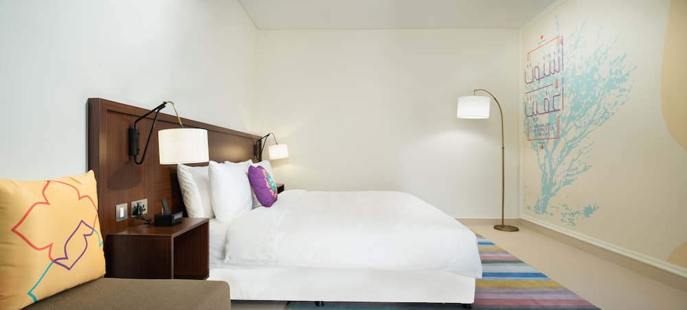 SUITE, KING BED