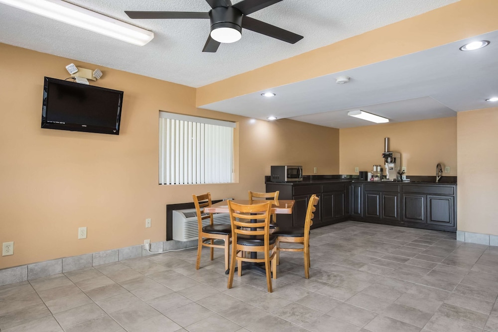 Rodeway Inn and Suites Macon 27/45