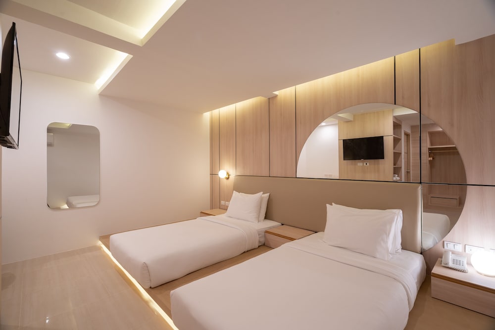 STANDARD, TWIN BEDS, NO WINDOW