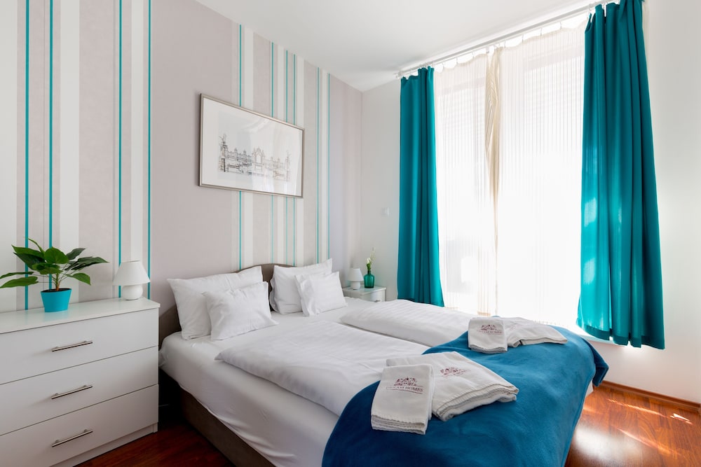 SUN RESORT APARTMENTS 12/33