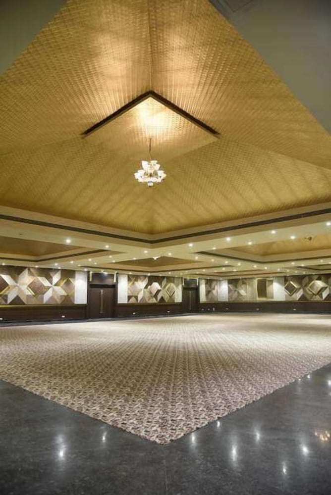 Pride Hotel And Convention Centre 5/50