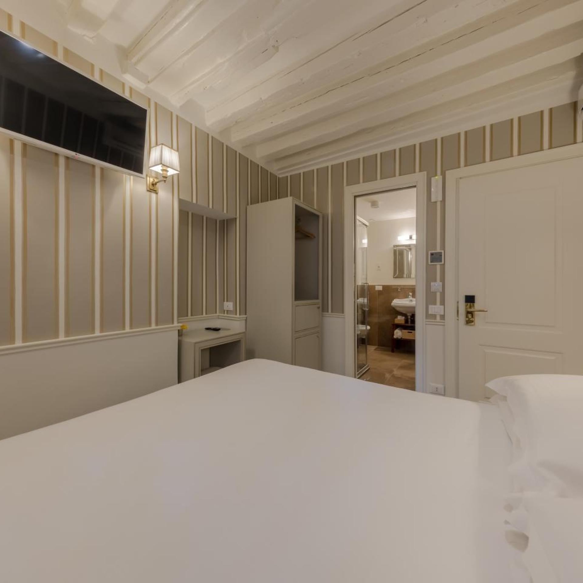 ROOM, SINGLE