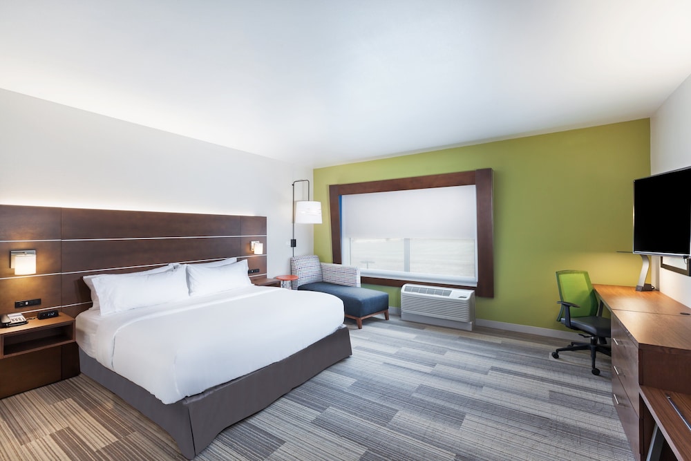 Holiday Inn Express Suites Chanute 15/46