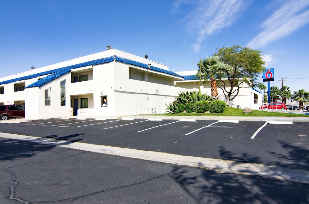 Motel6 North Palm Springs, CA - North 39/45
