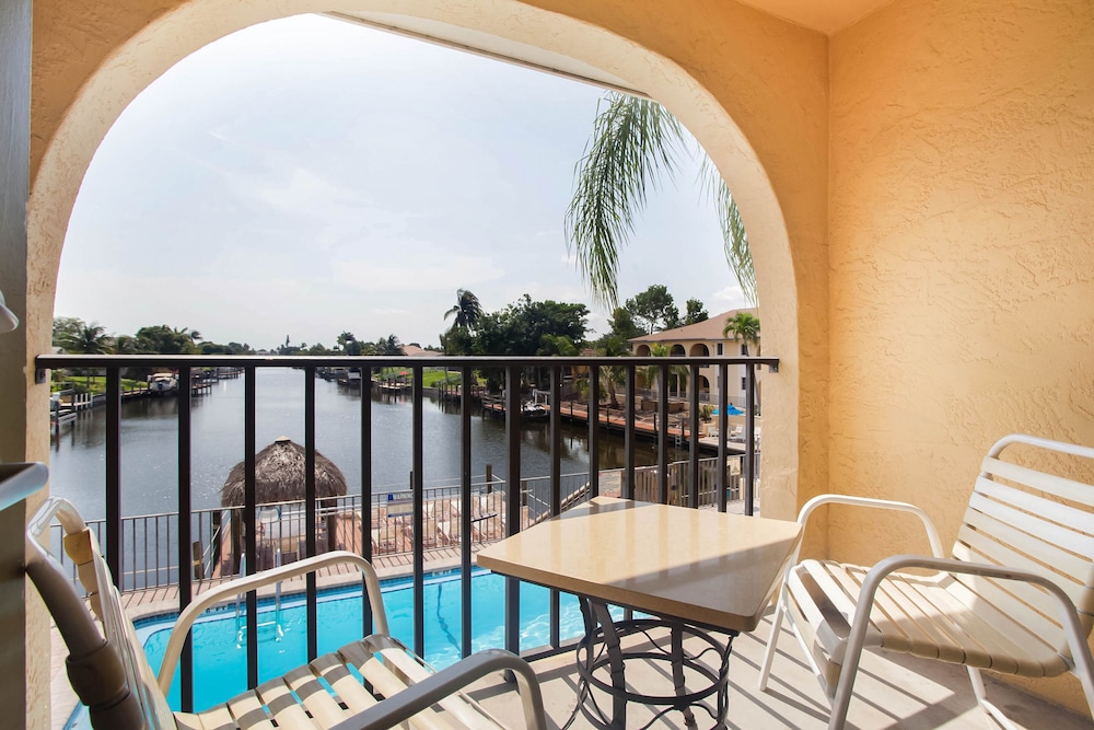 OYO Waterfront Hotel Cape Coral/Fort Myers, FL 35/51