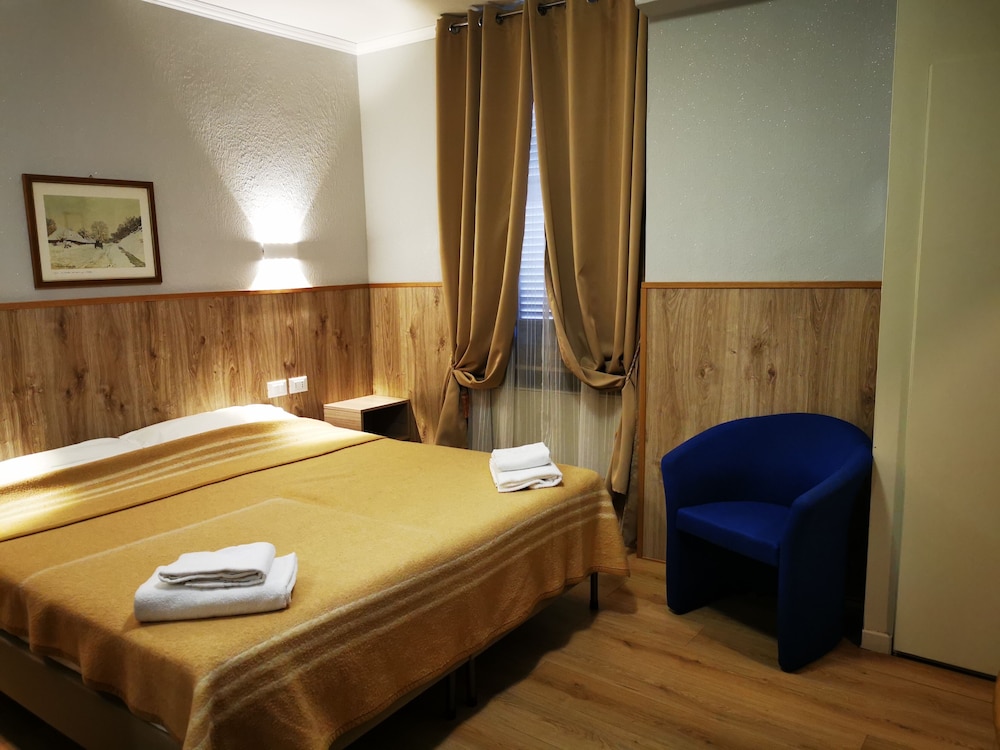ROOM, DOUBLE OR TWIN BED