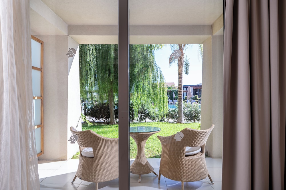 Garden, Twin Beds, Sofa, Patio، Astir Odysseus Kos Resort and Spa 7/8