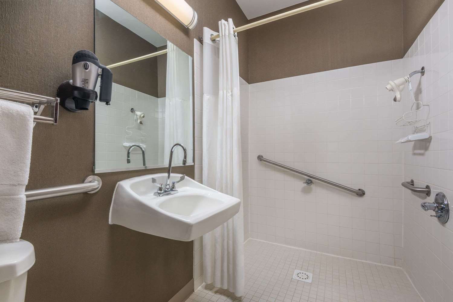 Ramada by Wyndham Catlettsburg/Ashland 34/35
