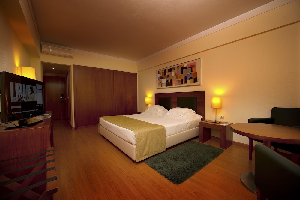 CONNECTING, TWIN BEDS, POOL VIEW