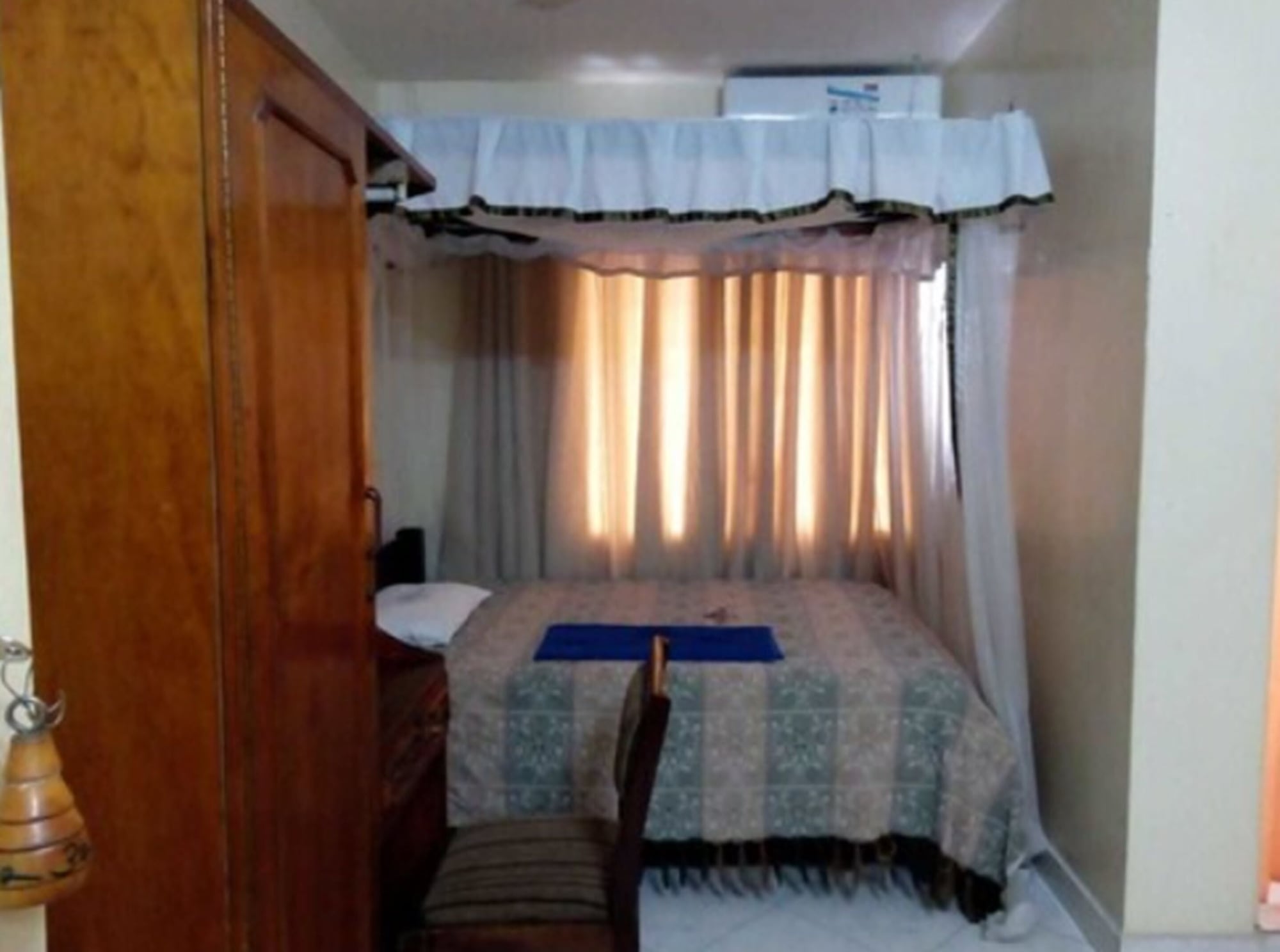 STANDARD, SINGLE, PRIVATE BATHROOM