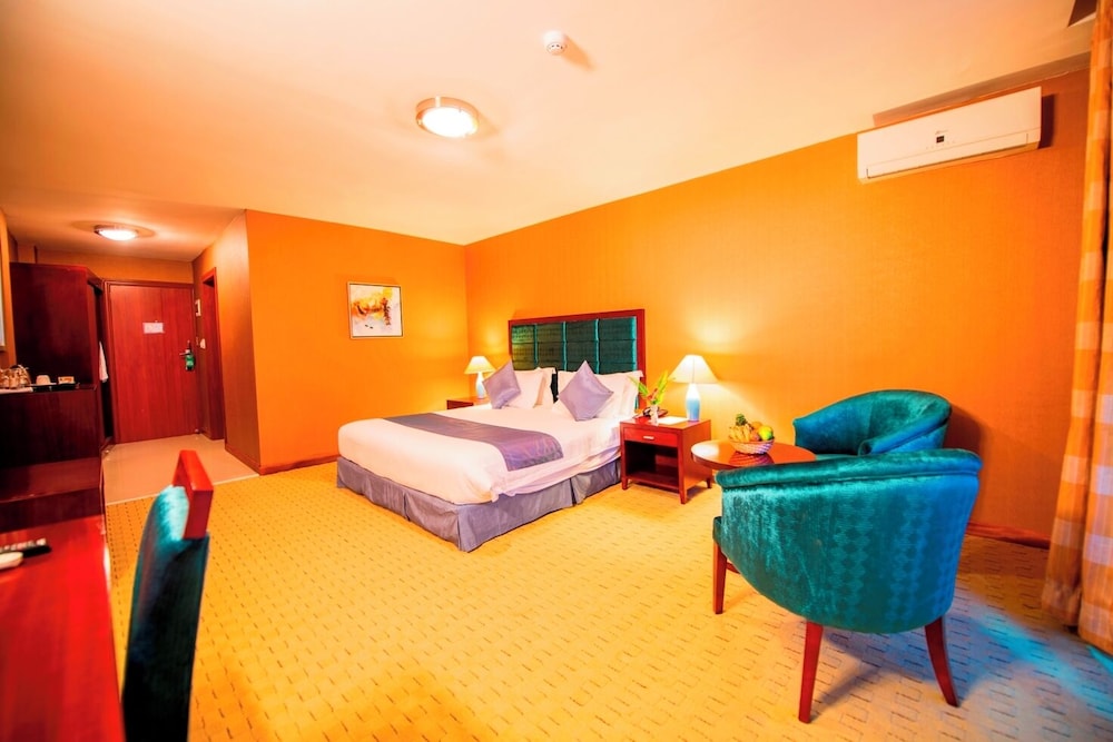 Superior, Queen Bed, Golf Course View, Pool Access