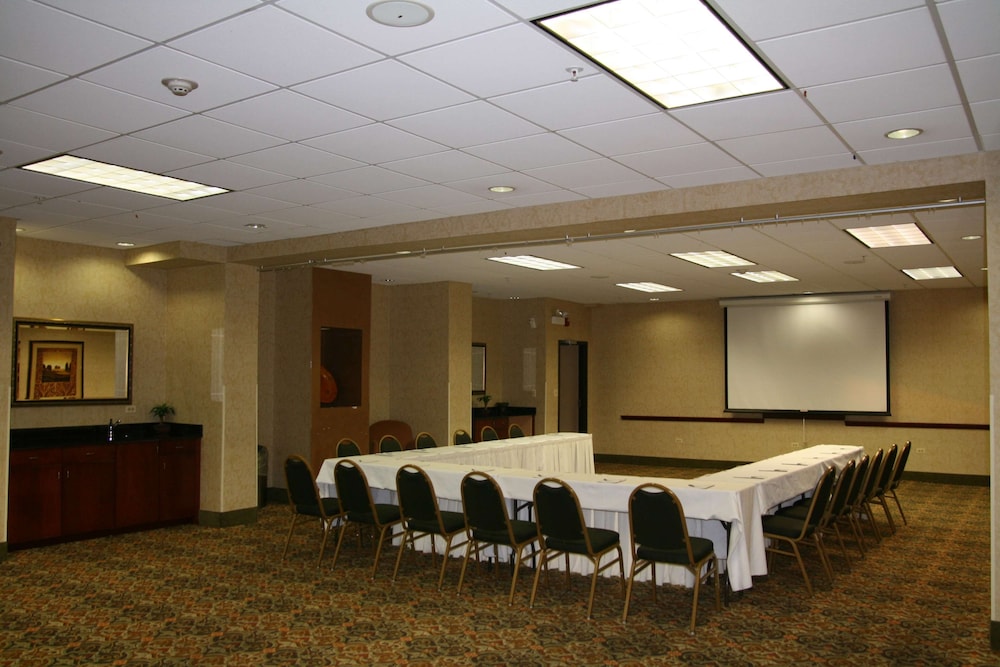 Hampton Inn Suites Bolingbrook 39/48