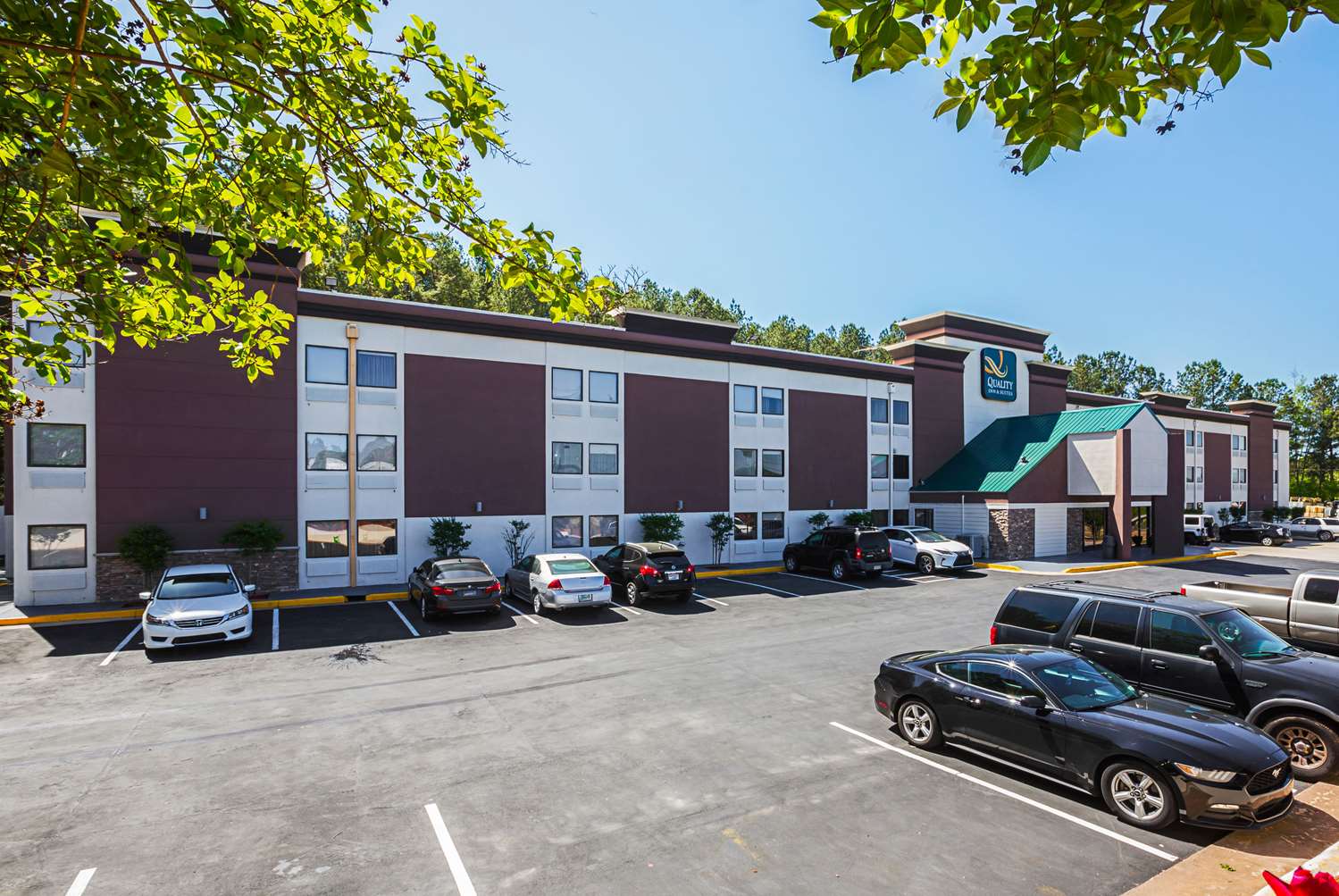 Quality Inn and Suites Near Six Flags East 13/17