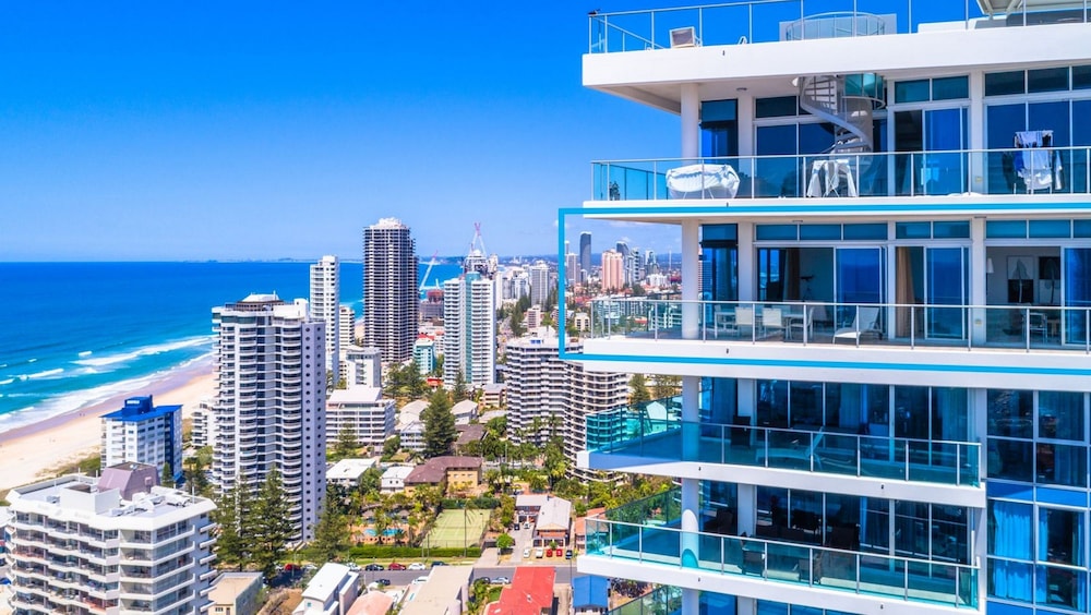 Artique Surfers Paradise 6/74