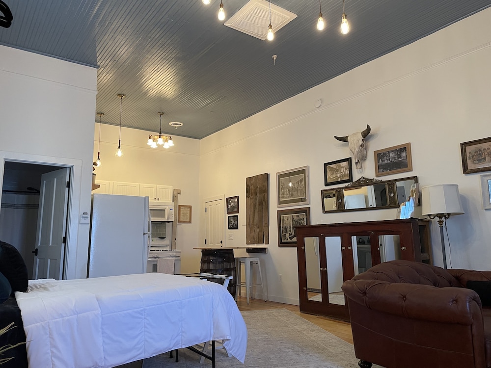 DELUXE, STUDIO, SUITE, QUEEN BED