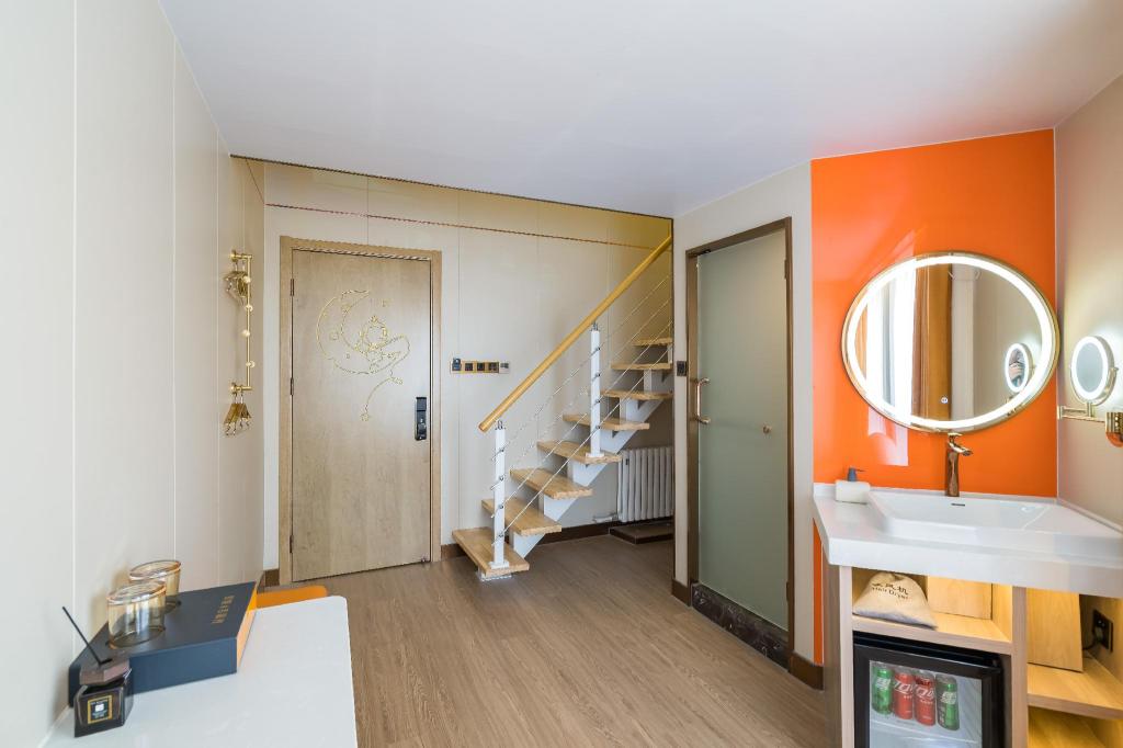 Dequan Luxury Hotel (Chaoyang High speed Railway Station Shilibao Subway Station Branch) 50/50