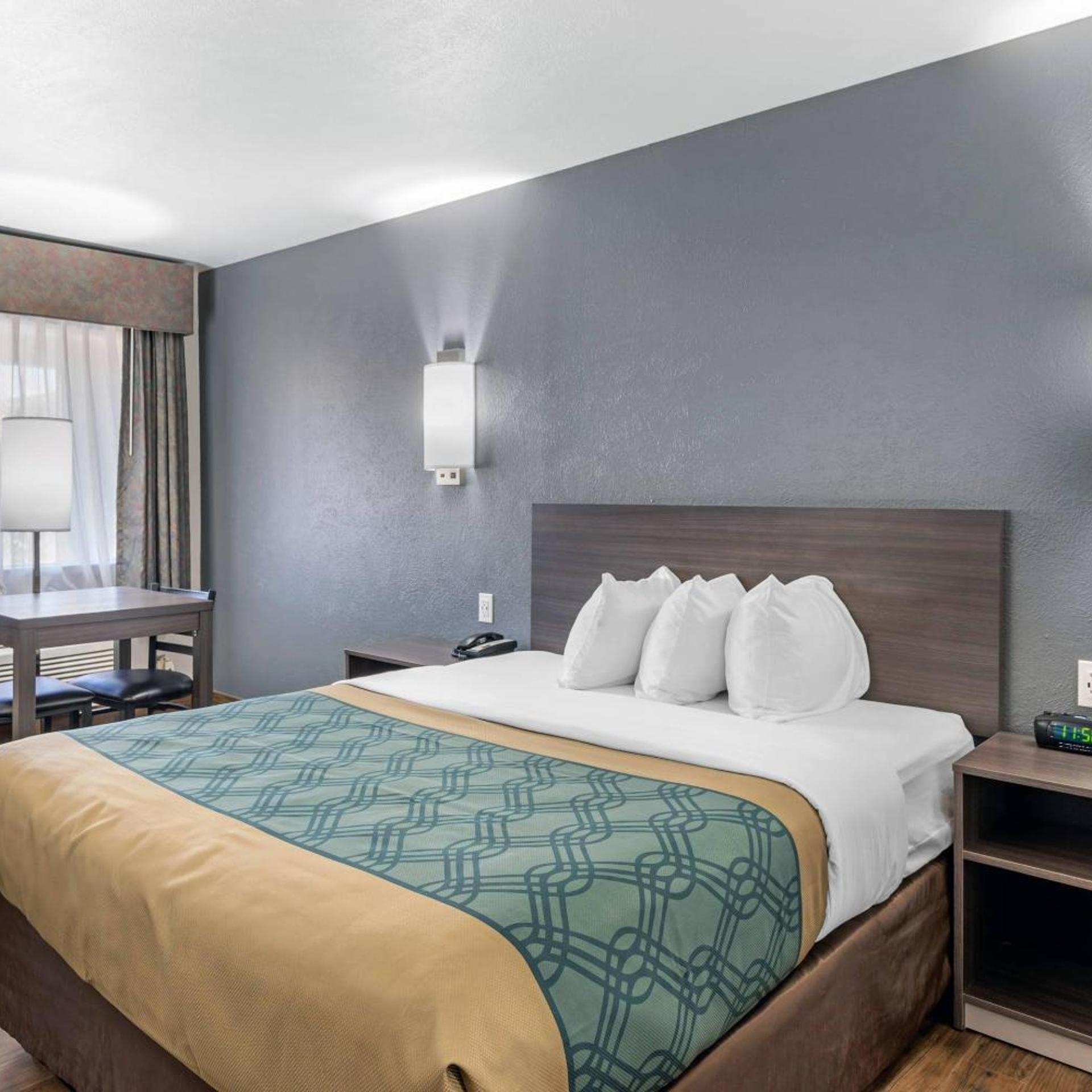 غرفة بسرير كينج وسرير كوين، Econo Lodge Inn & Suites Socorro NM 2/4