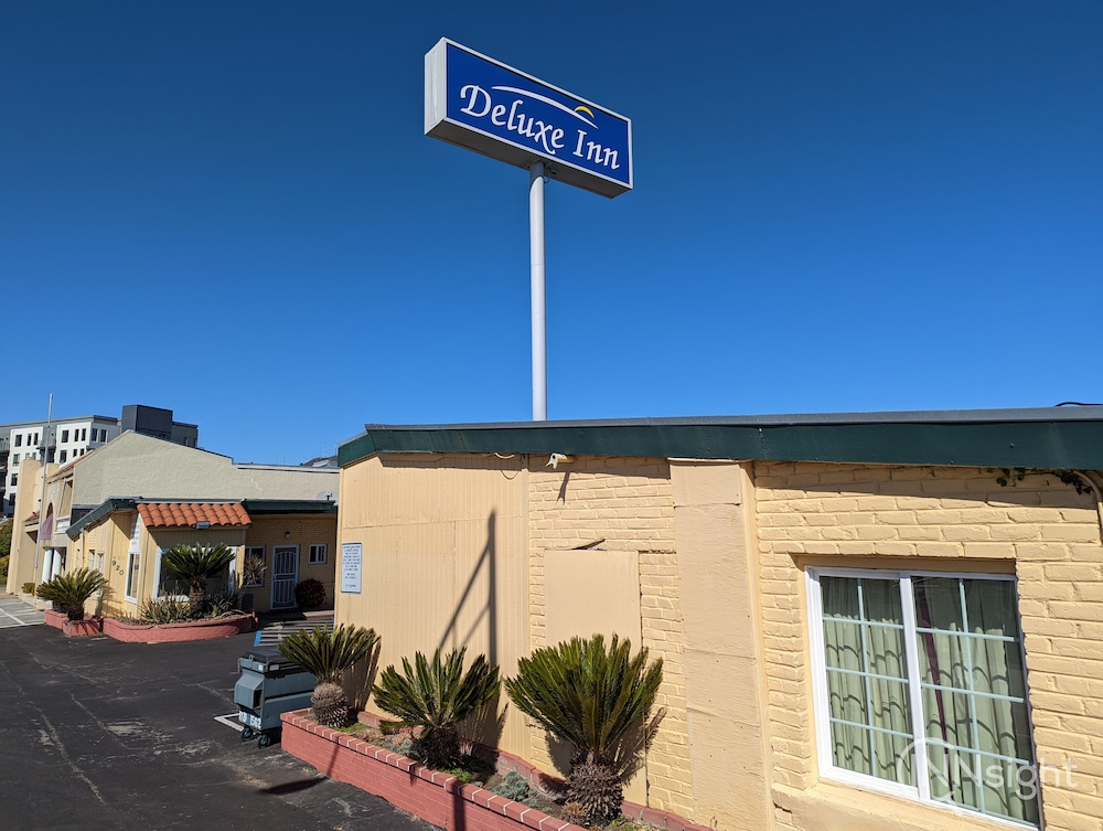 Deluxe Inn 4/50