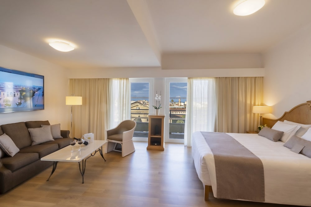 Executive, Suite, King Bed, Old Town View, City View, 2 Sofa