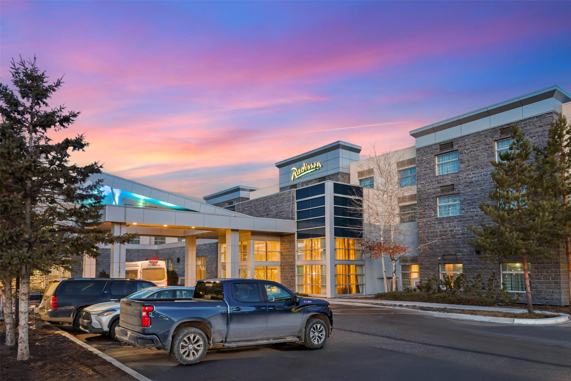 Radisson Hotel & Conference Centre Calgary Airport 76/78