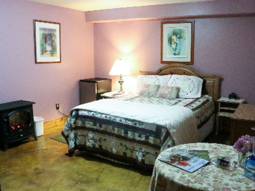Lil Black Bear Inn 37/74